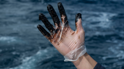 Miembros de Greenpeace y de la Facultad de Ciencias del Mar en la Universidad de las Palmas han recogido muestras del vertido para su posterior analisis en el punto en el que se ha hundido el pesquero Oleg Naydenov. GREENPEACE