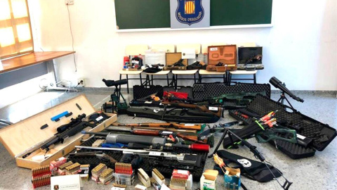 (31/03/2022) Arsenal incautado al francotirador. (31/03/2022) Arsenal incautado al francotirador.