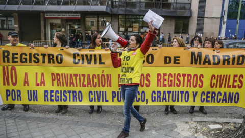Trabajadores del Registro Civil protestan contra la privatización del organismo. EFE