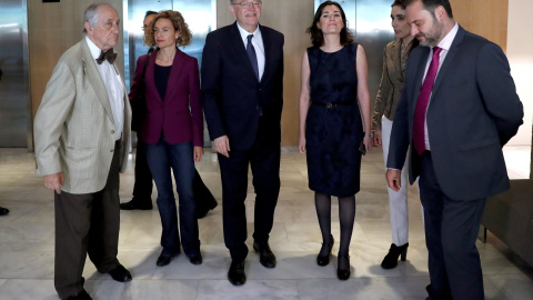 El presidente de la Generalitat Valenciana, Ximo Puig, acompañado de la ministra de Sanidad Carmen Montón, la de Administraciones Territoriales Maritxell Batet, el de Fomento José Luis Ábalos, y el presidente del Club Siglo XXi, antes del a