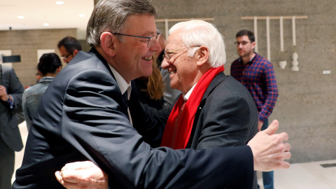 El presidente de la Generalitat Valenciana, Ximo Puig, saluda al Padre Ángel durante el almuerzo-coloquio organizado por el Club Siglo XXi, en Madrid. EFE/Chema Moya