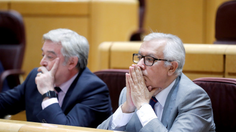 Los senadores del PP Javier Arenas y José Manuel Barreiro, durante el debate de los cinco vetos a los Presupuestos de 2018. EFE/Juan Carlos Hidalgo Los senadores del PP Javier Arenas y José Manuel Barreiro, durante el debate de los cinco vetos a los Presupuestos de 2018. EFE/Juan Carlos Hidalgo
