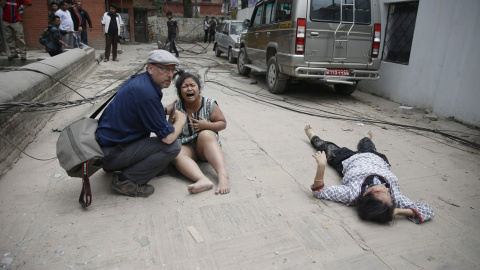 Un hombre consuela a una mujer junto a un herido grave en el suelo después de que un terremoto sacudiera Nepal, en Katmandú.- EFE / EPA / NARENDRA SHRESTHA