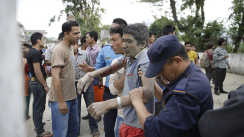Un hombre herido es ayudado tras el terremoto s en Katmandú, Nepal.- EFE / EPA / NARENDRA SHRESTHA