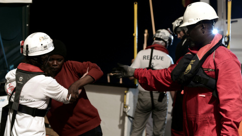 Rescate en alta mar, en la madrugada del domingo 10 de junio, de parte de los 629 inmigrantes que han sido rescatados por el barco Aquarius. SOS MEDITERRANEE/Kenny Karpov