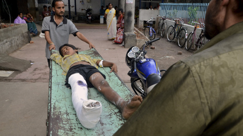 Un niño herido es llevado a una sala en un hospital después del terremoto en Siliguri, India.- REUTERS / Stringer,