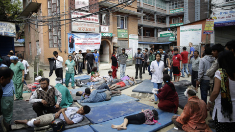 Personal médico atiende a los heridos por el terremoto en la calle.- EFE/EPA