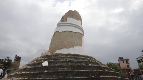 La emblemática torre Dharahara, también llamada Torre Bhimsen, destruida después del terremoto en Katmandú, Nepal.- EFE / EPA / NARENDRA SHRESTHA