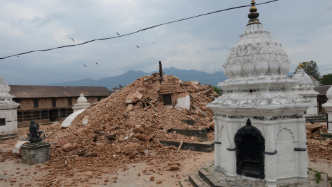 Un templo destruido en Katmandú después del terremoto.- AFP PHOTO / PRAKASH MATHEMA