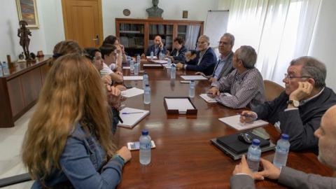 Reunión que mantuvieron este lunes los representantes de los alumnos con el rector de la Universidad de Extremadura. /EFE Reunión que mantuvieron este lunes los representantes de los alumnos con el rector de la Universidad de Extremadura. /EFE