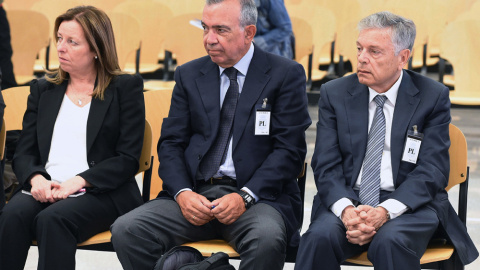 El expresidente de la Caja de Ahorros del Mediterráneo (CAM) Modesto Crespo (d), y los ex directores generales, Roberto López Abad (c) y María Dolores Amorós (i), en el banquillo de los asusados en el juicio por la quiebra de la entidad fin El expresidente de la Caja de Ahorros del Mediterráneo (CAM) Modesto Crespo (d), y los ex directores generales, Roberto López Abad (c) y María Dolores Amorós (i), en el banquillo de los asusados en el juicio por la quiebra de la entidad fin
