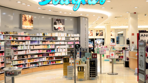 Una tienda de las perfumerías Douglas, en un centro comercial de A Coruña. Una tienda de las perfumerías Douglas, en un centro comercial de A Coruña.