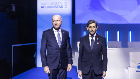 El presidente de Telefónica, José María Álvarez-Pallete (d), junto al consejero delegado, Angel Vilá Boix, durante la junta de accionistas 2022 celebrada en la sede de la empresa en Madrid. EFE/ Rodrigo Jiménez El presidente de Telefónica, José María Álvarez-Pallete (d), junto al consejero delegado, Angel Vilá Boix, durante la junta de accionistas 2022 celebrada en la sede de la empresa en Madrid. EFE/ Rodrigo Jiménez