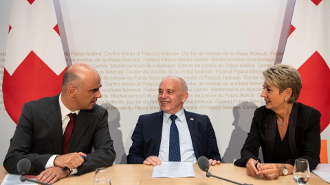 Ueli Maurer, Alain Berset y Karin Keller-Sutter, miembros del gobierno suizo. EFE/EPA/PETER SCHNEIDER Ueli Maurer, Alain Berset y Karin Keller-Sutter, miembros del gobierno suizo. EFE/EPA/PETER SCHNEIDER