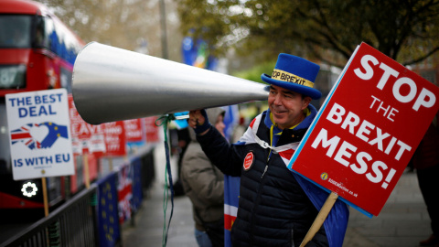 Un manifestante contra el brexit, delante del edificio del Parlamento britanico, en Westminster (Londres). REUTERS/Henry Nicholls Un manifestante contra el brexit, delante del edificio del Parlamento britanico, en Westminster (Londres). REUTERS/Henry Nicholls