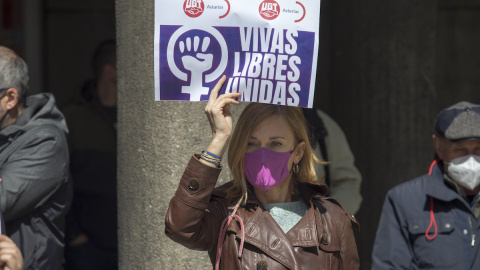 Una mujer sostiene una pancarta donde se puede leer 'Vivas, Libres, Unidas' en una concentración contra las violencias machistas, frente a la sede de CCOO, a 24 de mayo de 2021, en Oviedo. Una mujer sostiene una pancarta donde se puede leer 'Vivas, Libres, Unidas' en una concentración contra las violencias machistas, frente a la sede de CCOO, a 24 de mayo de 2021, en Oviedo.