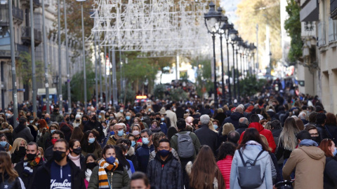 08/12/2020.- Multitud de personas pasean por el Portal del Ángel de Barcelona este martes. 08/12/2020.- Multitud de personas pasean por el Portal del Ángel de Barcelona este martes.