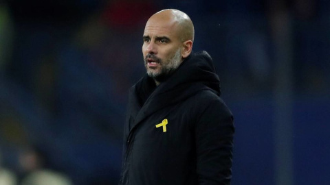 El entrenador del Manchester City, Pep Guardiola, luciendo el lazo amarillo durante un encuentro. EFE El entrenador del Manchester City, Pep Guardiola, luciendo el lazo amarillo durante un encuentro. EFE