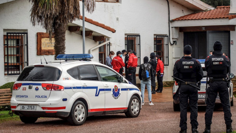 Agentes de la Ertzaintza identifican a los 67 asistentes a una fiesta celebrada en la hospedería de un convento de Derio (Bizkaia). Agentes de la Ertzaintza identifican a los 67 asistentes a una fiesta celebrada en la hospedería de un convento de Derio (Bizkaia).