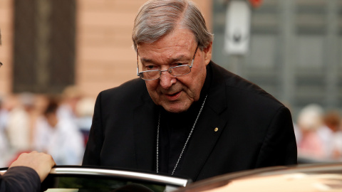 El cardenal George Pell sale de su casa en Roma, Italia. REUTERS/Remo Casilli El cardenal George Pell sale de su casa en Roma, Italia. REUTERS/Remo Casilli