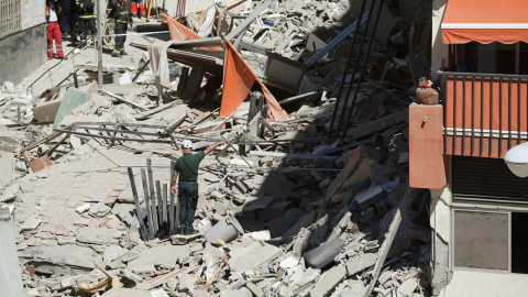 Imagen  del edificio de Los Cristianos (sur de Tenerife) que se ha derrumbado parcialmente esta mañana. EFE/Ramón de la Rocha