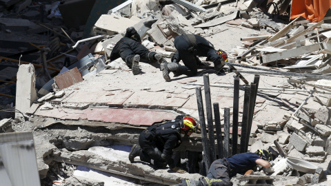 Los bomberos trabajan en la retirada de escombros en busca de los desaparecidose en el edificio de Los Cristianos (sur de Tenerife) que se ha derrumbado parcialmente este jueves. REUTERS/Santiago Ferrero