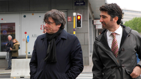 0/05/2019.- El expresident y candidato de JxCat al Parlamento Europeo, Carles Puigdemont (i), y el conseller de Políticas Digitales, Jordi Puigneró, momentos antes de atender a los medios desde Bruselas. / EFE - ANA BELINCHÓN