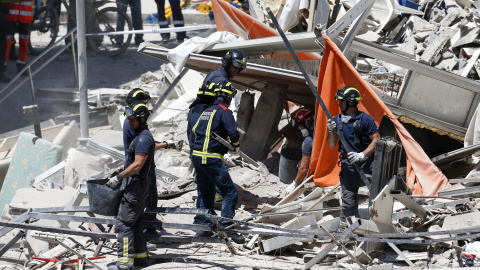 Los bomberos trabajan en la retirada de escombros en busca de los desaparecidose en el edificio de Los Cristianos (sur de Tenerife) que se ha derrumbado parcialmente este jueves. REUTERS/Santiago Ferrero