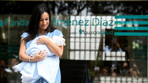 20/05/2019.- La candidata de Ciudadanos a la Alcaldía de Madrid, Begoña Villacís, a su salida este lunes de la Fundación Jiménez Díaz donde dio a luz a una niña. / EFE - VÍCTOR LERENA