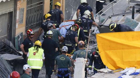 Efectivos de la Unidad Militar de Emergencia (UME) y los Bomberos recuperan el cadáver de una mujer que ha sido localizado entre los escombros del edificio que se ha derrumbado en la localidad tinerfeña de Los Cristianos, en el municipio de