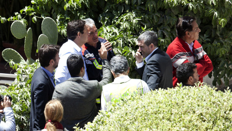 El presidente del Gobierno de Canarias, Fernando Clavijo (con el móvil) y el presidente del Cabildo de Tenerife, Carlos Alonso (i), se desplazaron esta tarde al lugar en el que un edificio se ha derrumbado en el centro de Los Cristianos en 