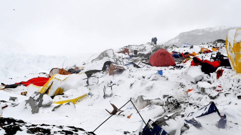En esta fotografía tomada el 25 de abril de 2015, la gente busca sobre la devastación tras una avalancha provocada por el terremoto que arrasó partes del campamento base del Everest.- AFP PHOTO / Roberto SCHMIDT