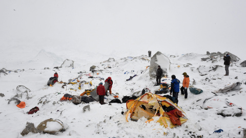 Los equipos de rescate buscan supervivientes después de la primera avalancha que el sábado arrasó partes del campamento base del Everest.- AFP PHOTO / Roberto SCHMIDT
