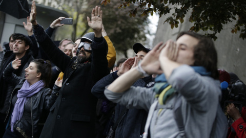 Participantes en una protesta estudiantil contra la reforma laboral en Francia, frente al Museo del Hombre en París.. AFP /KENZO TRIBOUILLARD Participantes en una protesta estudiantil contra la reforma laboral en Francia, frente al Museo del Hombre en París.. AFP /KENZO TRIBOUILLARD