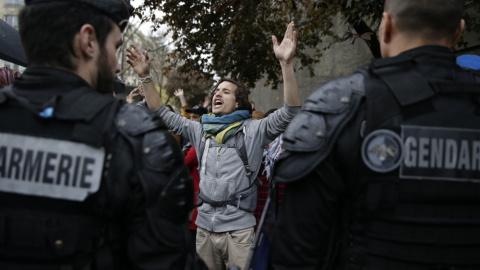 Gendarmes franceses frente a los manifestantes del movimiento Nuit Debout en una concentración frente al Museo del Hombre de Par´si, contra la reforma laboral impulsada por el Gobierno de Hollande. AFP/ KENZO TRIBOUILLARD Gendarmes franceses frente a los manifestantes del movimiento Nuit Debout en una concentración frente al Museo del Hombre de Par´si, contra la reforma laboral impulsada por el Gobierno de Hollande. AFP/ KENZO TRIBOUILLARD