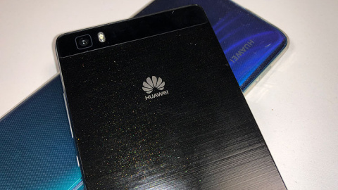 Dos teléfonos Huawei funcionando. PÚBLICO Dos teléfonos Huawei funcionando. PÚBLICO