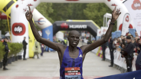Ezekiel Kiptoo Chebii, primer atleta que corrió el maratón de Madrid en menos de 2h10, cruza la meta para repetir victoria en la 38 edición del 'EDP Rock 'n' Roll Madrid Maratón, que ha discurrido bajo la lluvia desde la plaza de Cibeles ha