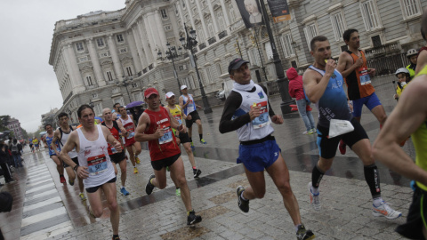 Corredores en el maratón de Madrid, a su paso por el Palacio Real. /Víctor Lerena (EFE)