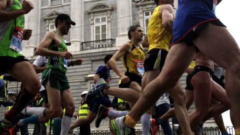 Corredores en el maratón de Madrid, a su paso por el Palacio Real. /Víctor Lerena (EFE)