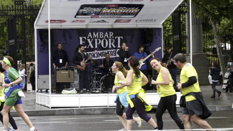 Un grupo musical ameniza el paso de participantes en el maratón de Madrid, carrera, que transcurre por lugares emblemáticos de la capital como El Retiro, el Palacio Real y el Estadio Santiago Bernabéu, se enmarca en la 38 edición del 'EDP R