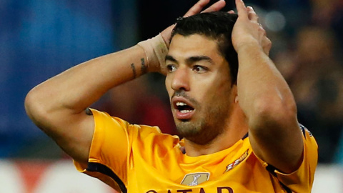 Suárez se lamenta durante el partido ante el Atlético. Reuters / Sergio Pérez