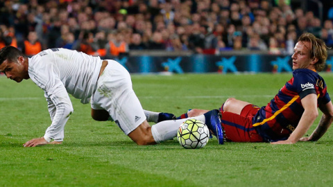 Rakitic, durante el partido contra el Real Madrid. Reuters / Juan Medina