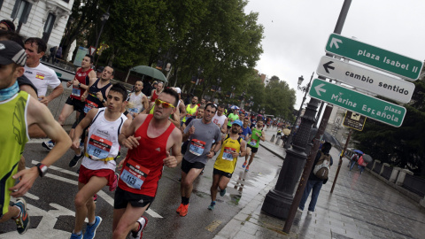 Corredores del maratón de Madrid a su paso por la calle Bailén. /Víctor Lerena (EFE)