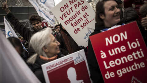 Miembros de la Asociación por el Derecho a Morir con Dignidad se manifiestan en París. EFE Miembros de la Asociación por el Derecho a Morir con Dignidad se manifiestan en París. EFE