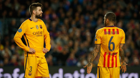 Piqué y Alves durante el partido contra el Atlético en el Camp Nou. Reuters / Albert Gea