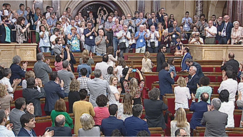 Els diputats aplaudeixen, després de la votació, els representants de les associacions de víctimes del franquisme Els diputats aplaudeixen, després de la votació, els representants de les associacions de víctimes del franquisme