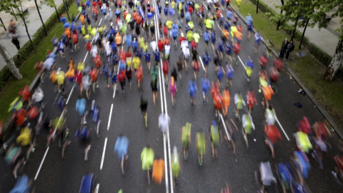 Participantes en el maratón de Madrid corren por el Paseo de la Castellana. /Angel Díaz (EFE)