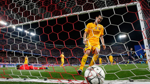 Busquets recoge el balón de la portería tras marcar Griezmann el segundo gol al Barça. Reuters / Juan Medina
