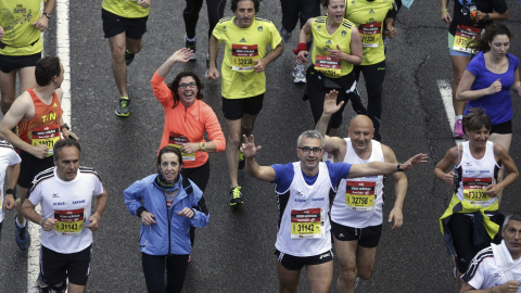 Participantes en la prueba de 10 kilómetros de la 38 edición del 'EDP Rock 'n' Roll Madrid Maratón & 1/2' que discurre de la Plaza de Cibeles hasta el parque de El Retiro. Angel Díaz (EFE)