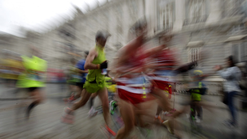 Corredores en el maratón de Madrid, a su paso por el Palacio Real, uno de los lugares emblemáticos por los que transcurre la carrera. /Víctor Lerena (EFE)